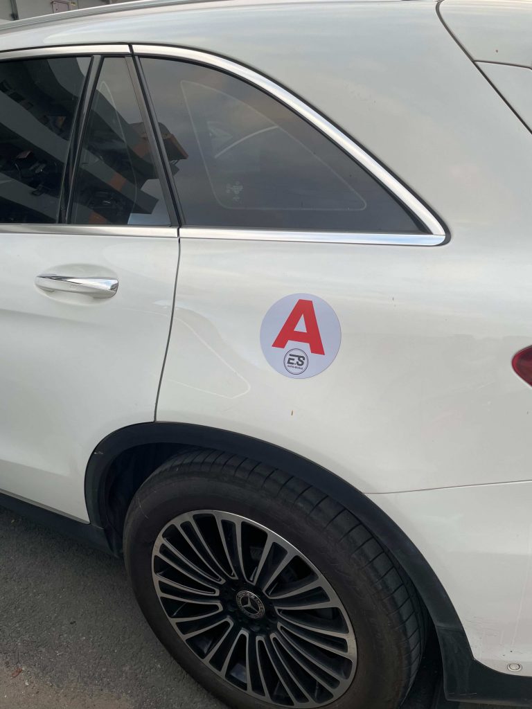 ou mettre le a sur la voiture, ou mettre le a sur la voiture
ou mettre le a
ou placer le a jeune permis
ou mettre le a jeune conducteur
